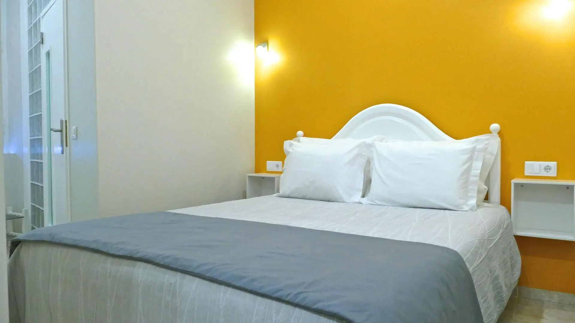 Guest House Sao Filipe contacts